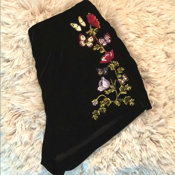 Black velvet high waisted shorts with embroidery - Picture 3 of 4